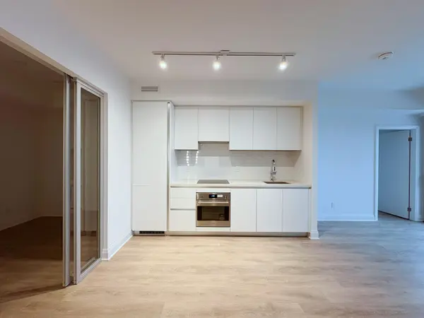 2 Erskine RD #2103, Mississauga, ON L5B 0S1