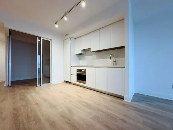 2 Erskine RD #2103, Mississauga, ON L5B 0S1