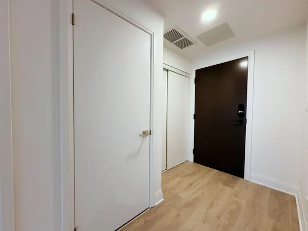 2 Erskine RD #2103, Mississauga, ON L5B 0S1