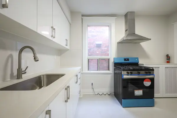 605 College ST #3, Toronto C01, ON M6G 1B5