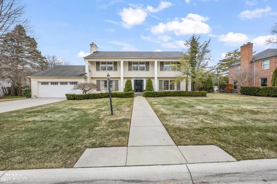 11 Wellington PL, Grosse Pointe, MI 48230