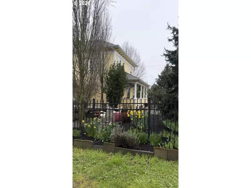 410 W GRANT ST, Carlton, OR 97111