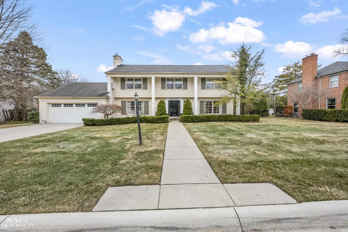 11 Wellington PL, Grosse Pointe, MI 48230