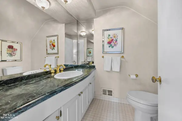 11 Wellington PL, Grosse Pointe, MI 48230