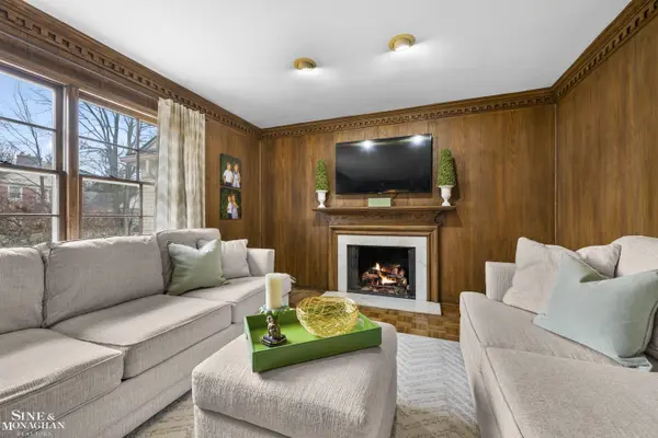 11 Wellington PL, Grosse Pointe, MI 48230