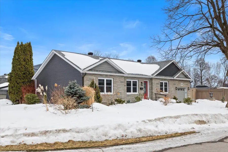 1005 Gold CRES, Britannia Heights - Queensway Terrace N And Area, ON K2B 8C4