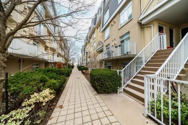 32 Stadium RD #335, Toronto C01, ON M5V 3P4