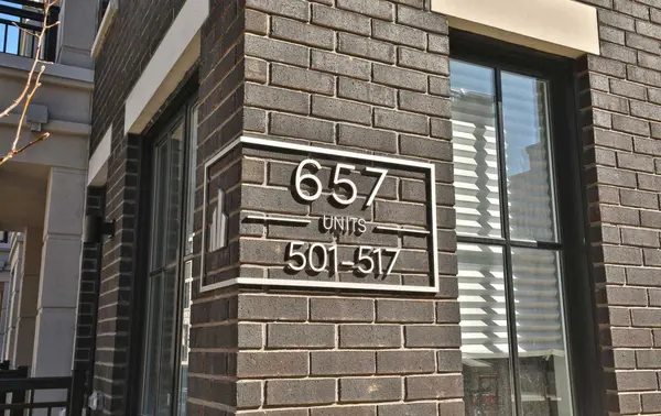 657 Cricklewood DR #502, Mississauga, ON L5G 0B8