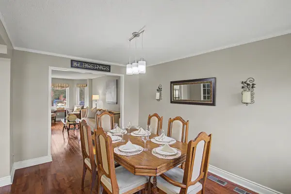 28 Hollingshead DR, Aurora, ON L4G 5J8