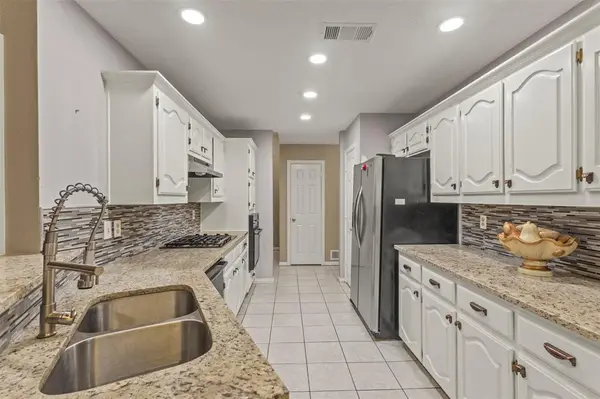 853 Woodridge Circle, Desoto, TX 75115