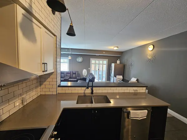 308 Watson Pkwy N #102, Guelph, ON N1E 0G7