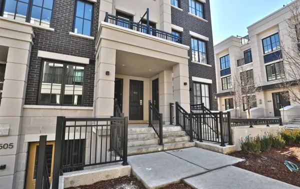 657 Cricklewood DR #502, Mississauga, ON L5G 0B8