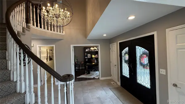 1483 Highpoint DR, Oakland Charter Township, MI 48306