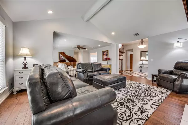 1113 Derbyshire Lane, Carrollton, TX 75007