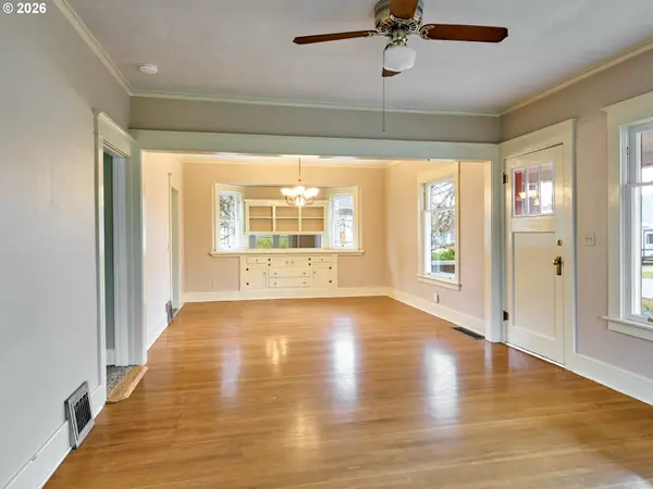 216 S JAMES ST, Silverton, OR 97381