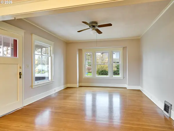 216 S JAMES ST, Silverton, OR 97381