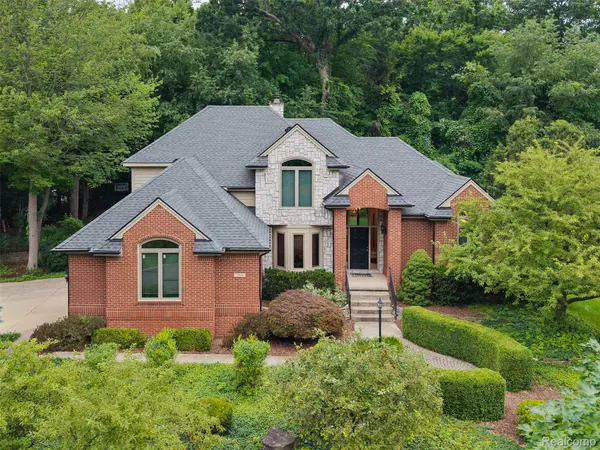 260 Forest Crest DR, Commerce Charter Township, MI 48390