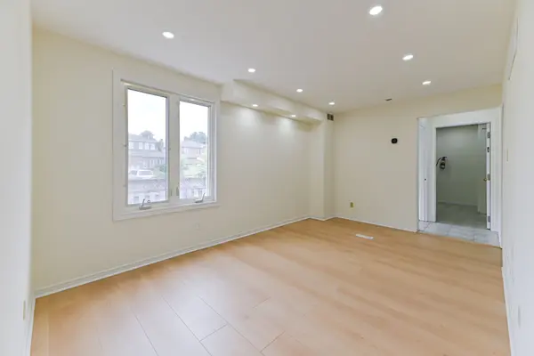 40 Blair CRES, Barrie, ON L4M 5Y6