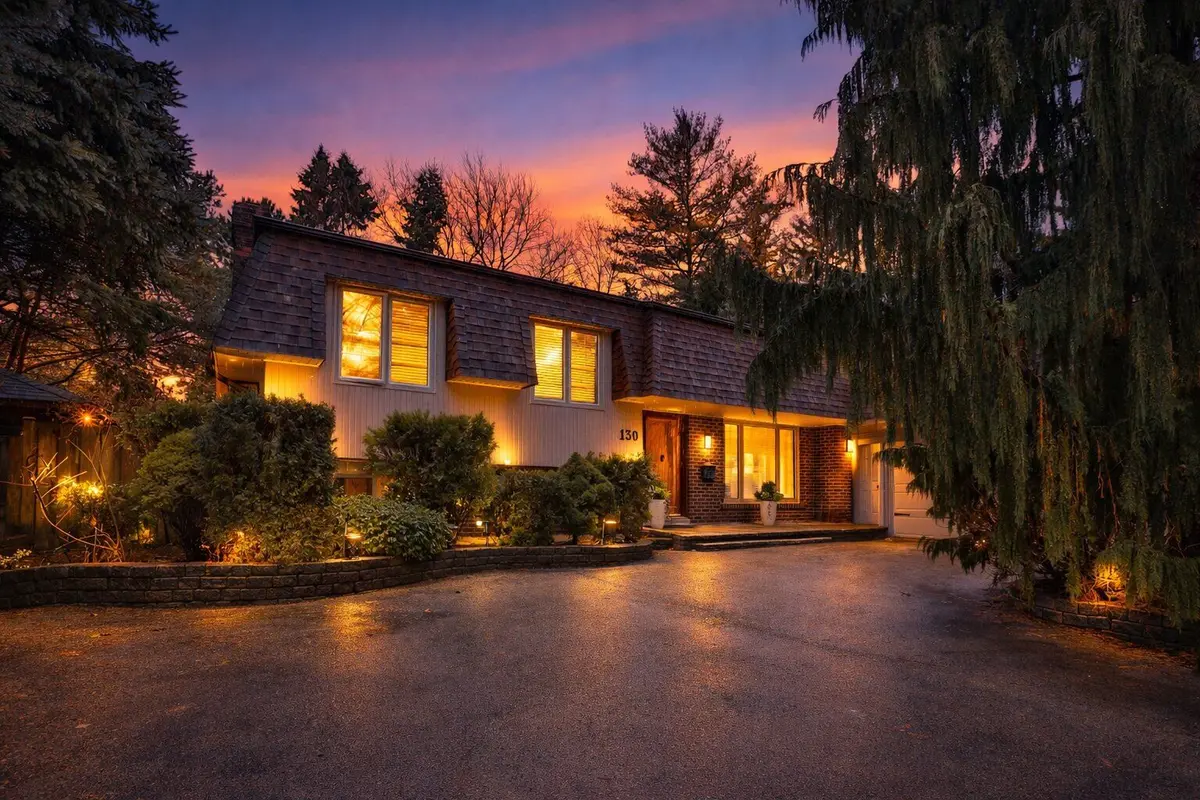 130 Tavistock SQ, Oakville, ON L6K 2V2