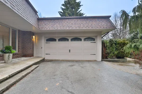 130 Tavistock SQ, Oakville, ON L6K 2V2