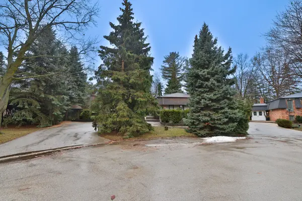 130 Tavistock SQ, Oakville, ON L6K 2V2