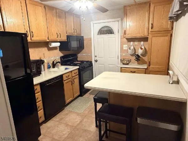 911 Colfax Ave, Pompton Lakes Boro, NJ 07442