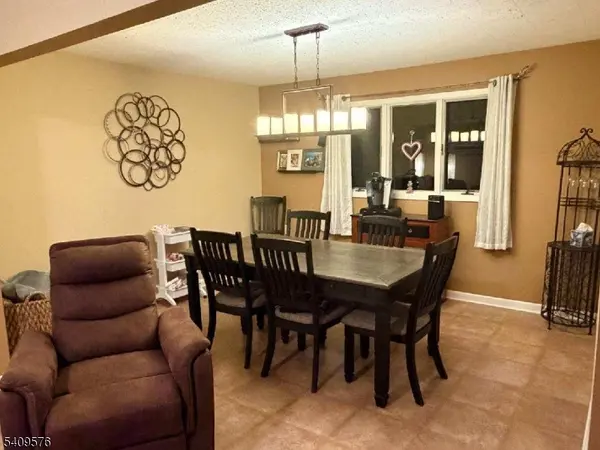 911 Colfax Ave, Pompton Lakes Boro, NJ 07442