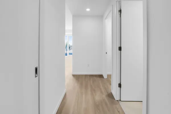 689 The Queensway N/A #410, Toronto W07, ON M8Y 1L1