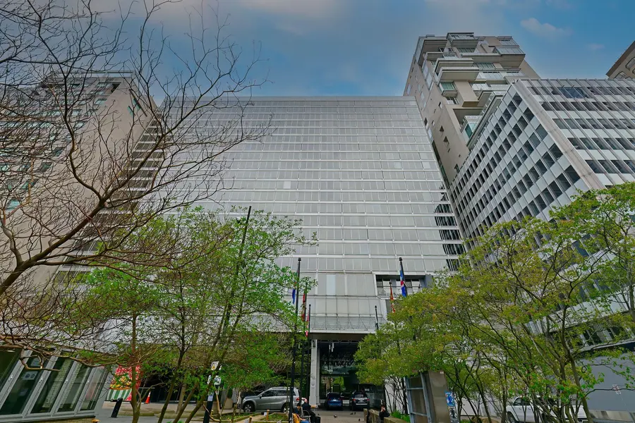 110 Bloor ST W #1703, Toronto C02, ON M5S 2W7