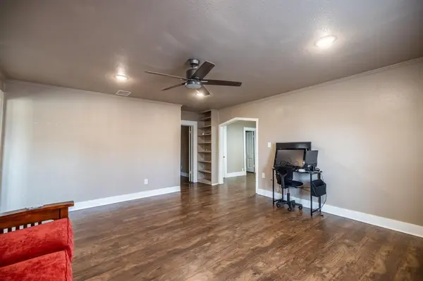 203 W Purdom Avenue, Alvarado, TX 76009