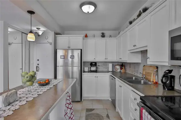 20 Edgecliff Golfway #1804, Toronto C11, ON M3C 3A4