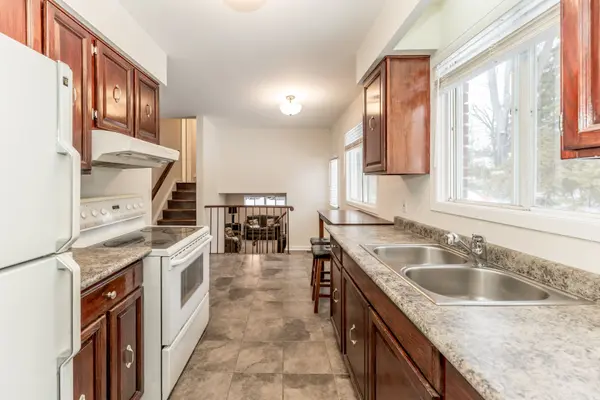 44 Belcourt AVE, Barrie, ON L4M 4E4