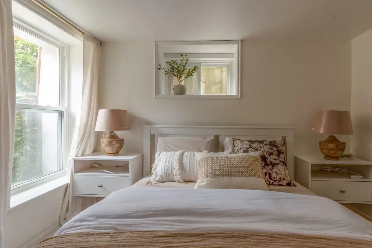 318 Wallace AVE ##1 lower, Toronto W02, ON M6P 3N7