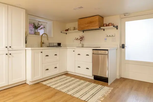 318 Wallace AVE ##1 lower, Toronto W02, ON M6P 3N7