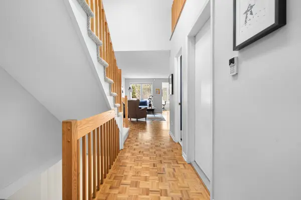 4 Hackett ST, Hunt Club - Windsor Park Village And Area, ON K1V 0P8