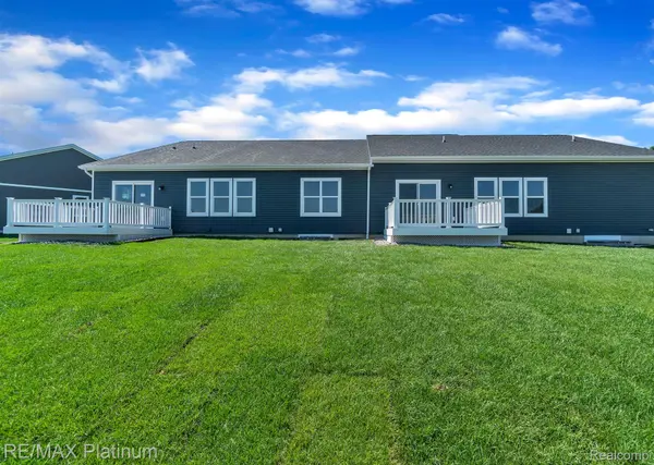 865 Oakwood CIR #24, Fenton, MI 48430