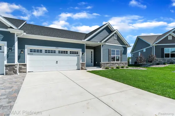 863 Oakwood CIR #23, Fenton, MI 48430