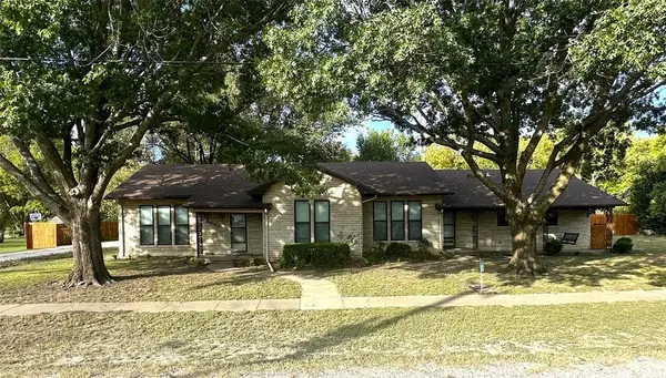 604 Harrel Avenue, Bynum, TX 76631