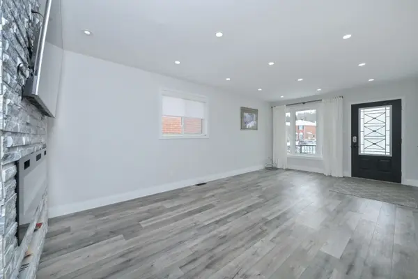 10 St. Bruno's CIR, Barrie, ON L4N 0B9