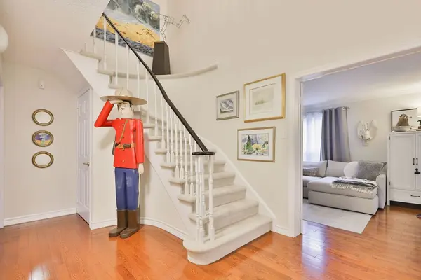 431 Naomi CRES, Mississauga, ON L5B 3S7