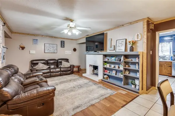 1033 Lydick Lane, River Oaks, TX 76114