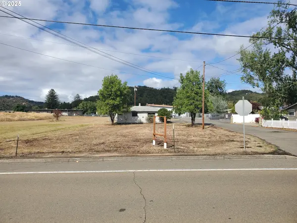 132 NE SAWYERS LN, Roseburg, OR 97470