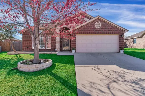 613 Creek Point Drive, Saginaw, TX 76179