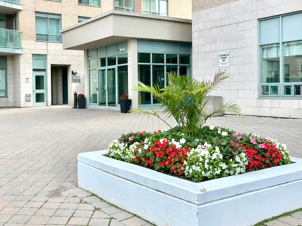 11 Oneida CRES #310, Richmond Hill, ON L4B 0A1