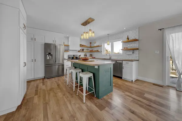 20858 Loyalist Pkwy, Prince Edward County, ON K0K 1L0