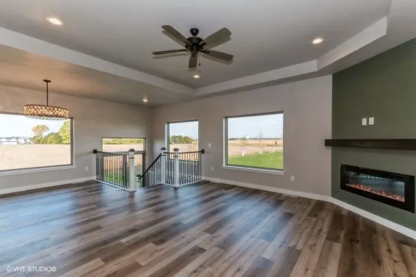 1020 Linden Ln, Ely, IA 52227