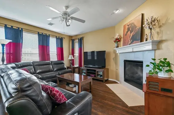 306 Salsbury Drive, Euless, TX 76040