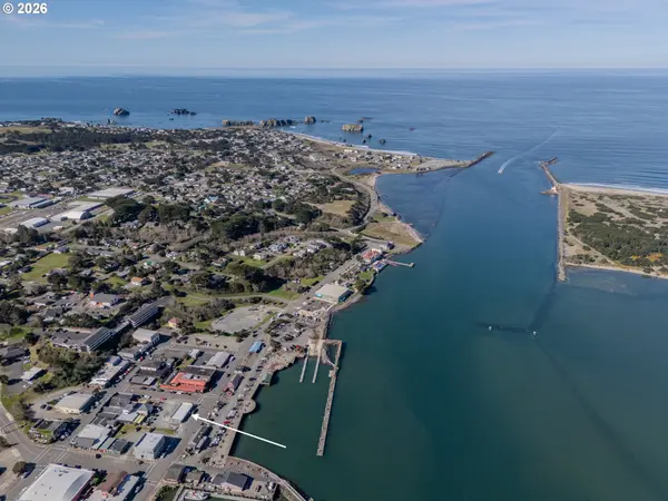 125 BALTIMORE AVE SE, Bandon, OR 97411