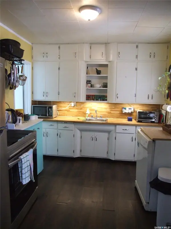 218 1st STREET E, Leader, SK S0N 1H0