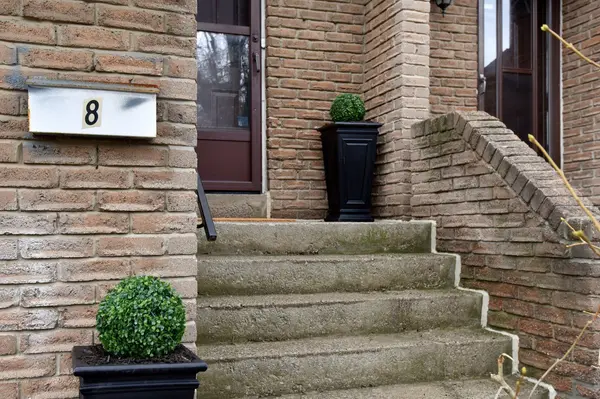 1221 Dundix RD #8, Mississauga, ON L4Y 3Y9